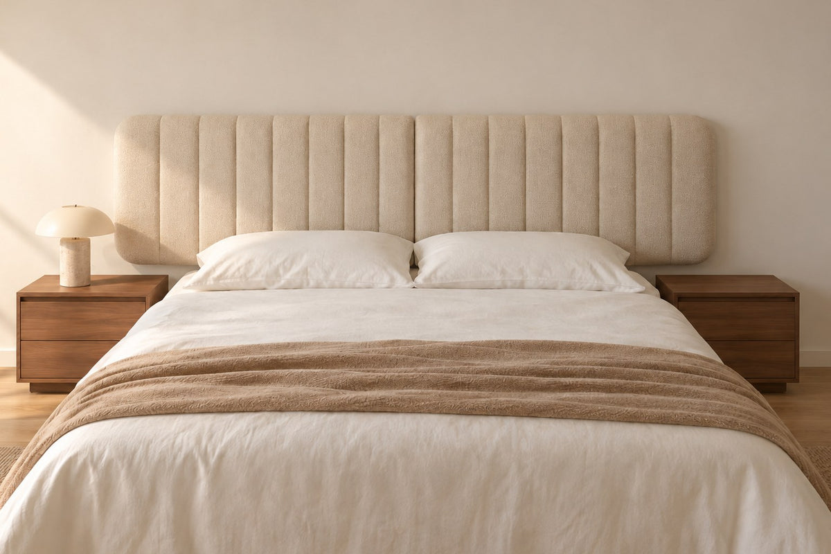 Tête de lit XXL 240 cm en bouclette beige, dans une chambre, derrière un lit de 160 cm