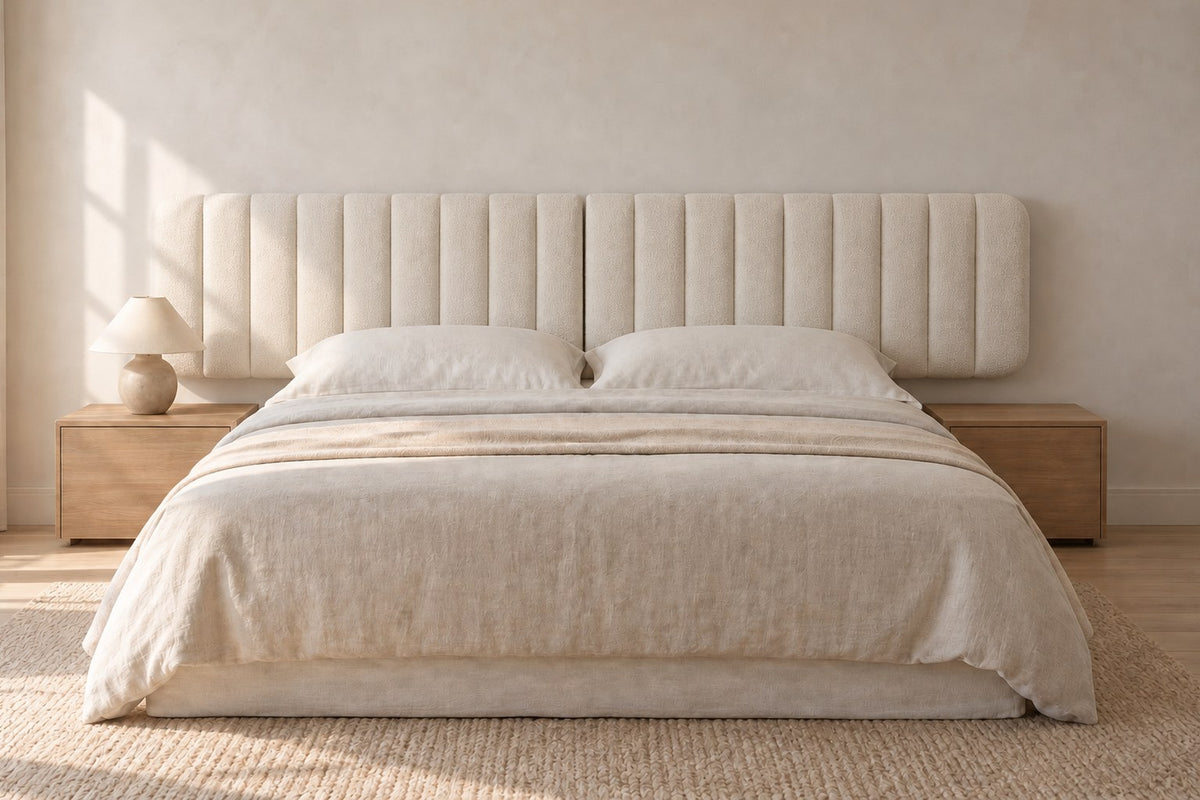 Tête de lit XXL 240 cm en bouclette blanc cassé, dans une chambre, derrière un lit de 160 cm