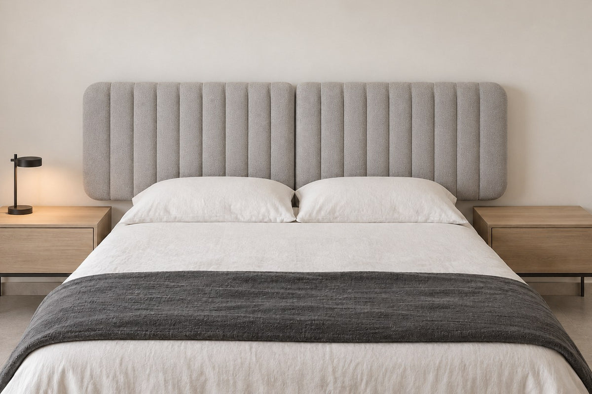 Tête de lit XXL 240 cm en bouclette gris clair, dans une chambre, derrière un lit de 160 cm