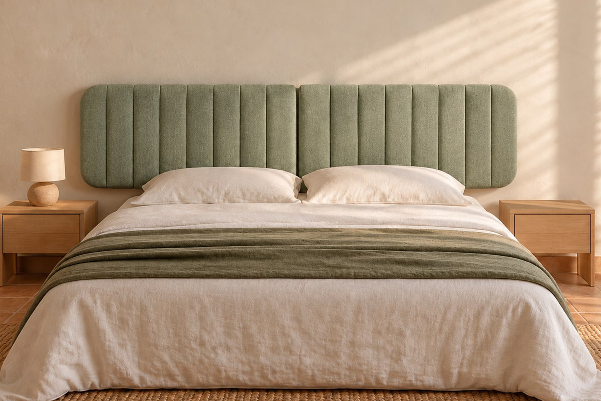 Tête de lit XXL 240 cm en bouclette vert, dans une chambre, derrière un lit de 160 cm