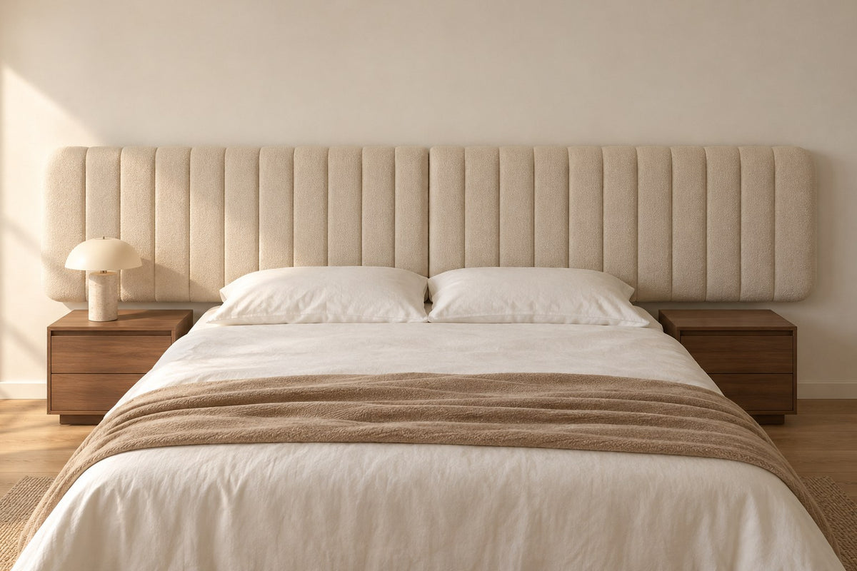 Tête de lit XXL 300 cm en bouclette beige, dans une chambre, derrière un lit de 160 cm