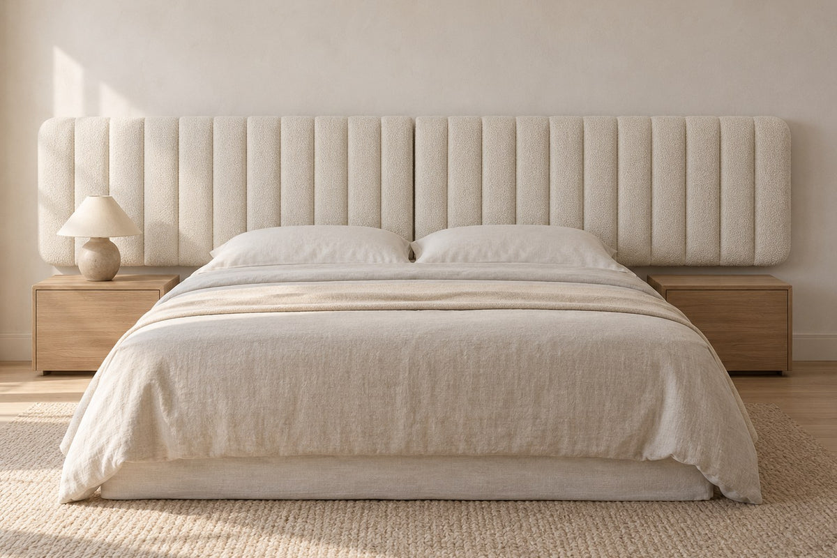 Tête de lit XXL 300 cm en bouclette blanc cassé, dans une chambre, derrière un lit de 160 cm
