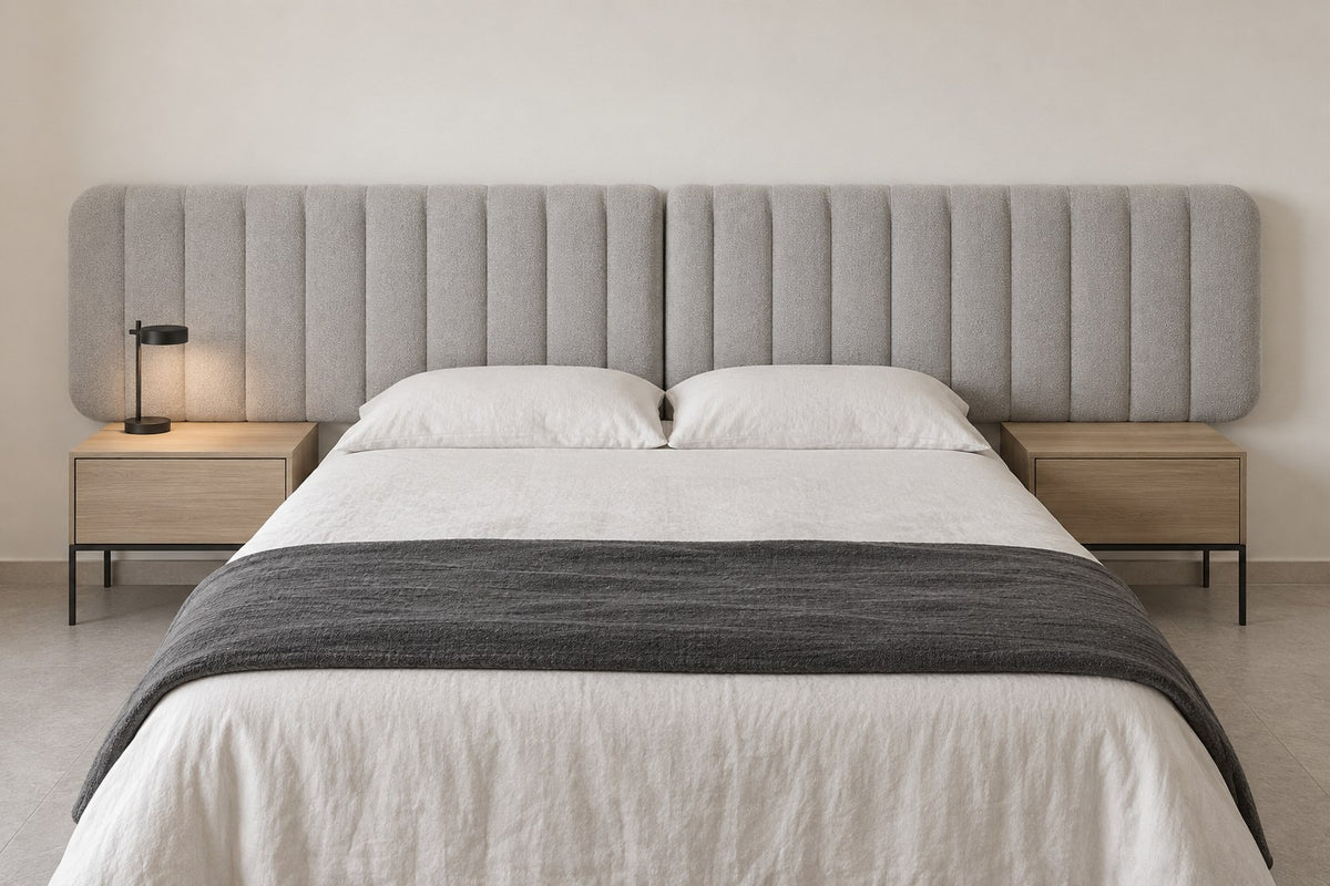 Tête de lit XXL 300 cm en bouclette gris clair, dans une chambre, derrière un lit de 160 cm