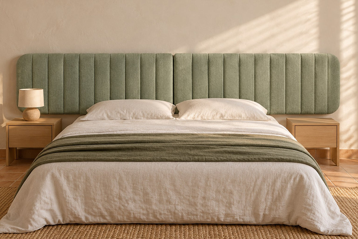 Tête de lit XXL 300 cm en bouclette vert, dans une chambre, derrière un lit de 160 cm