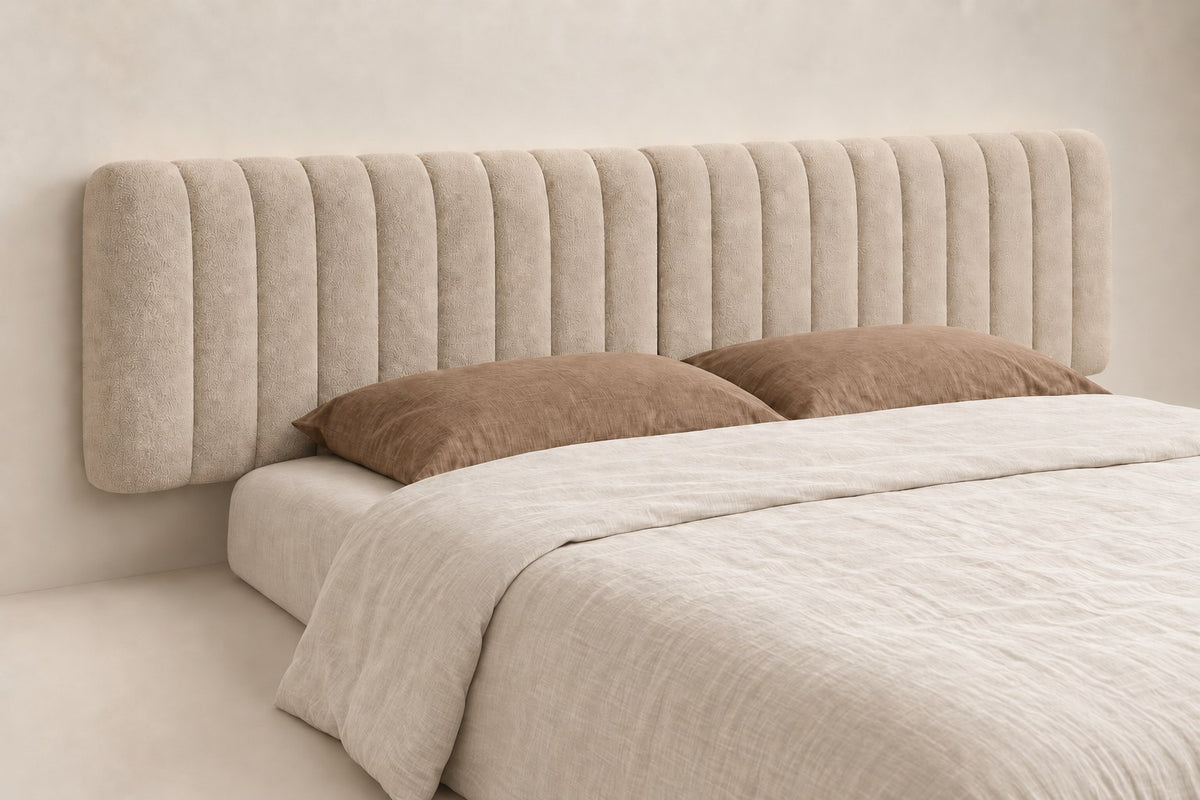 Tête de lit XXL 240 cm en bouclette beige, de trois quarts : 60 cm de haut, 10 cm d'épaisseur