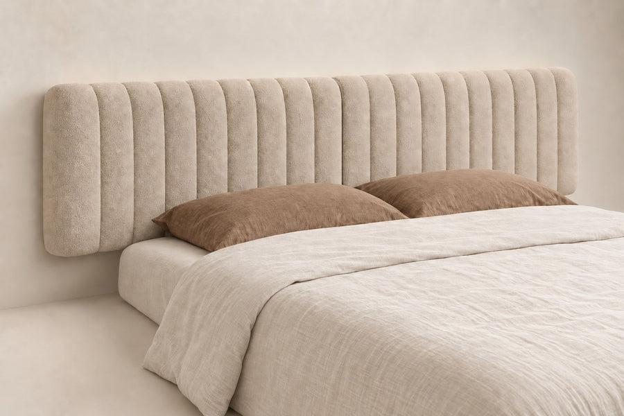 Tête de lit XXL 240 cm en bouclette beige, de trois quarts : 60 cm de haut, 10 cm d'épaisseur