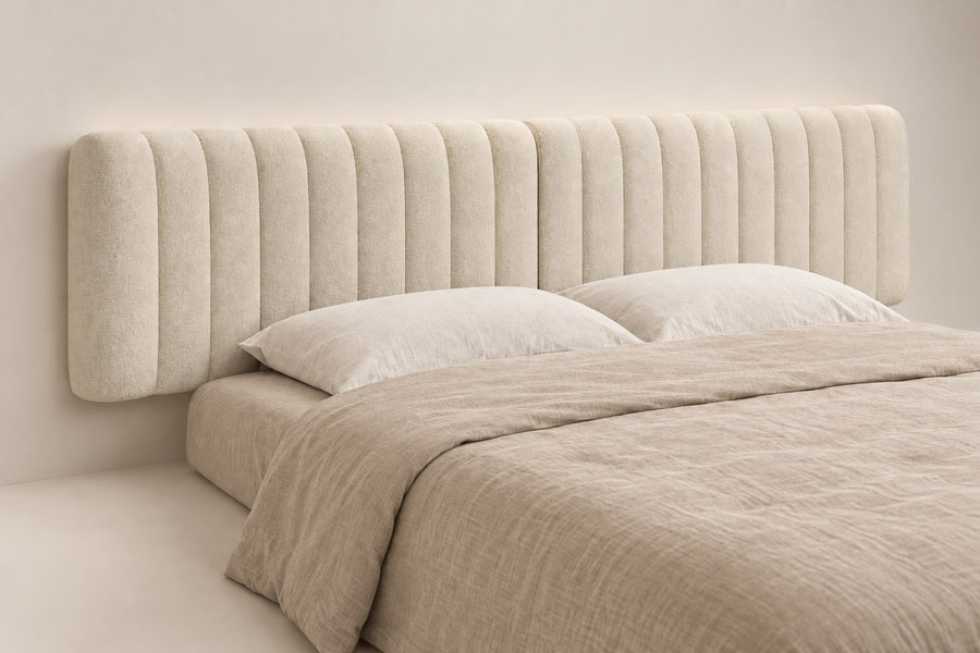 Tête de lit XXL 240 cm en bouclette blanc cassé, de trois quarts : 60 cm de haut, 10 cm d'épaisseur