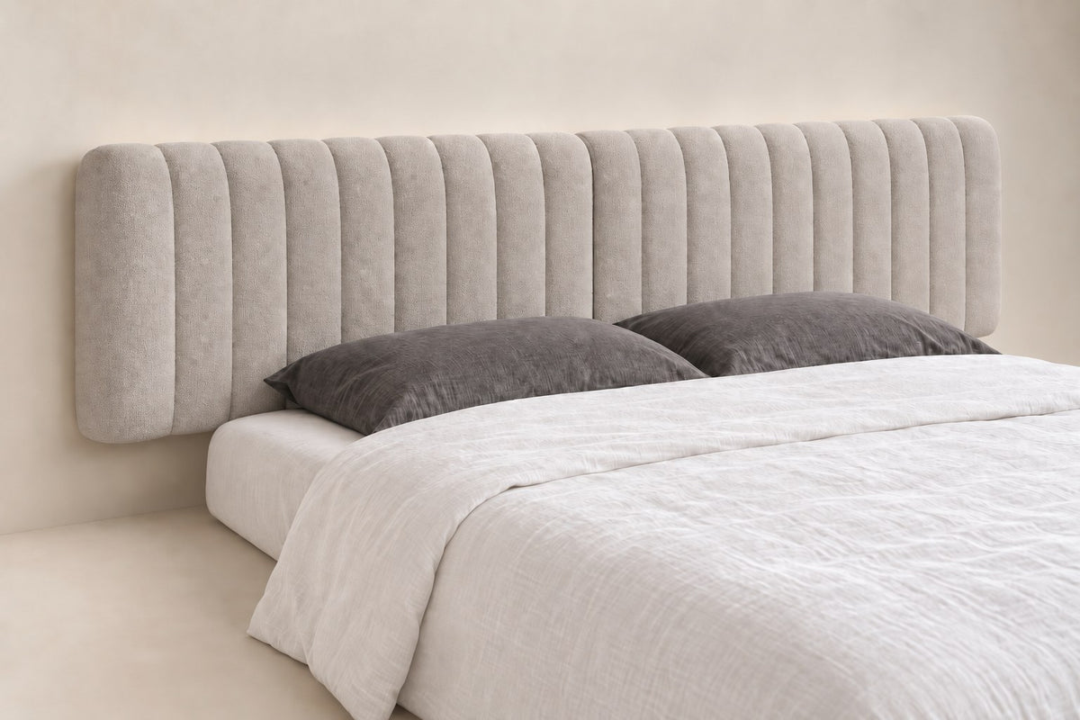 Tête de lit XXL 240 cm en bouclette gris clair, de trois quarts : 60 cm de haut, 10 cm d'épaisseur
