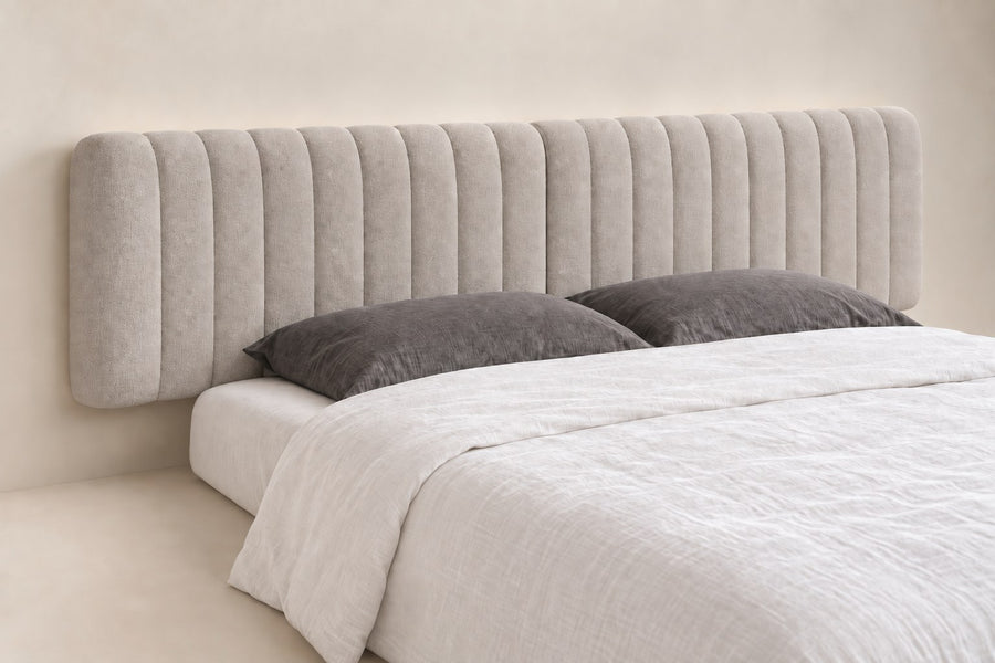 Tête de lit XXL 240 cm en bouclette gris clair, de trois quarts : 60 cm de haut, 10 cm d'épaisseur