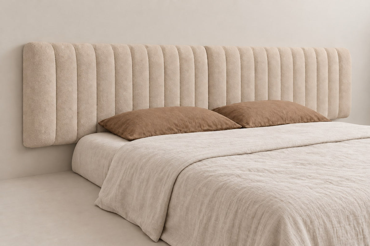 Tête de lit XXL 300 cm en bouclette beige, de trois quarts : 60 cm de haut, 10 cm d'épaisseur