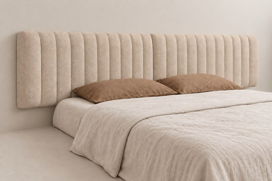 Tête de lit XXL 300 cm en bouclette beige, de trois quarts : 60 cm de haut, 10 cm d'épaisseur