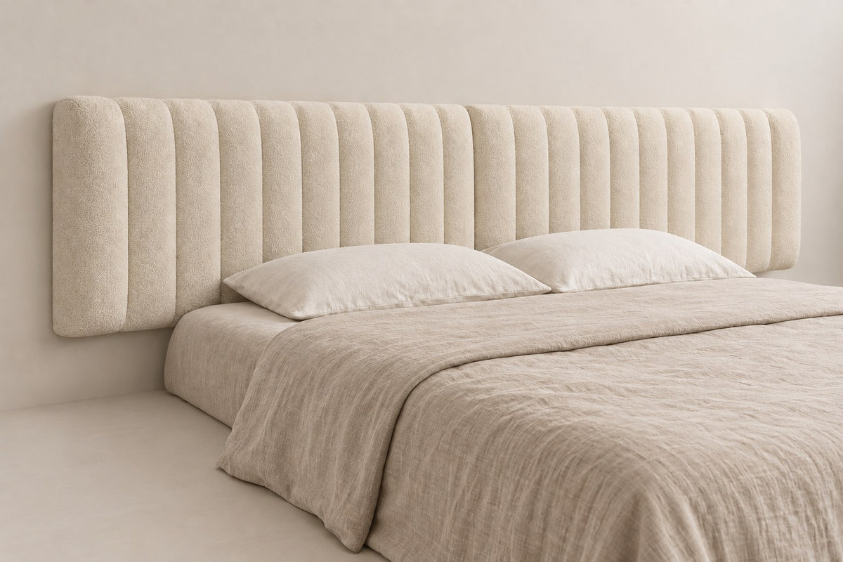 Tête de lit XXL 300 cm en bouclette blanc cassé, de trois quarts : 60 cm de haut, 10 cm d'épaisseur