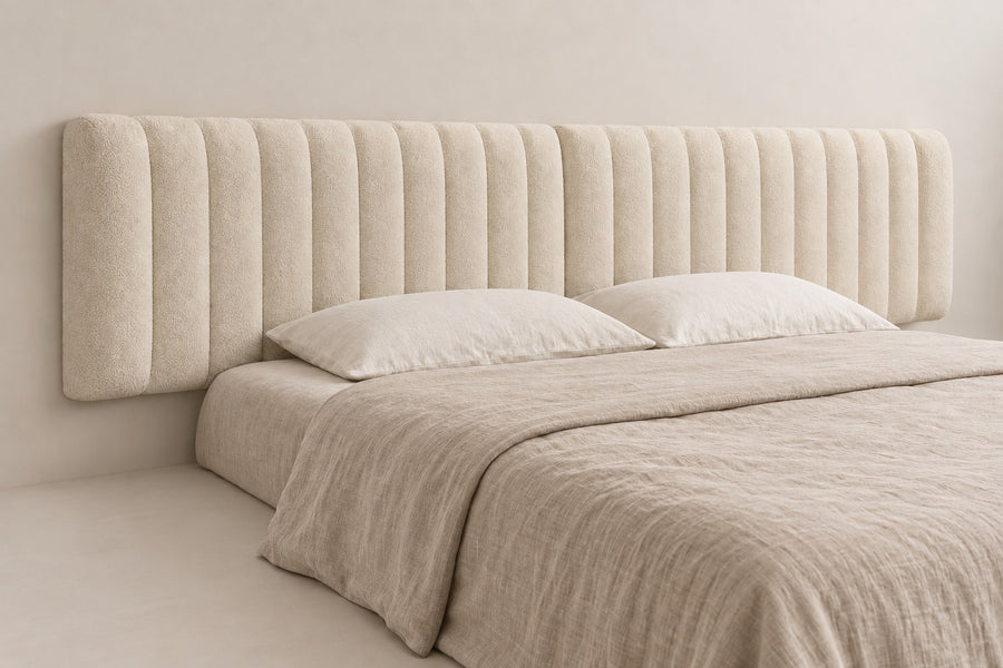 Tête de lit XXL 300 cm en bouclette blanc cassé, de trois quarts : 60 cm de haut, 10 cm d'épaisseur