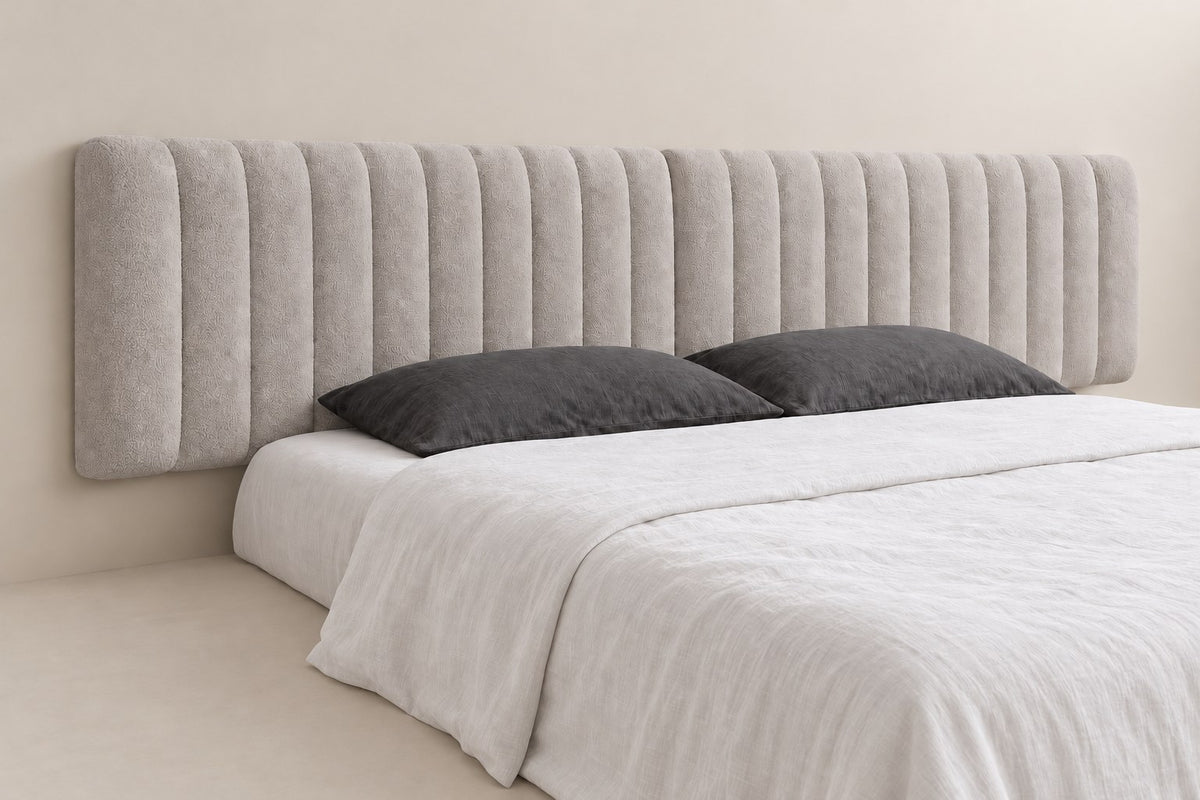 Tête de lit XXL 300 cm en bouclette gris clair, de trois quarts : 60 cm de haut, 10 cm d'épaisseur