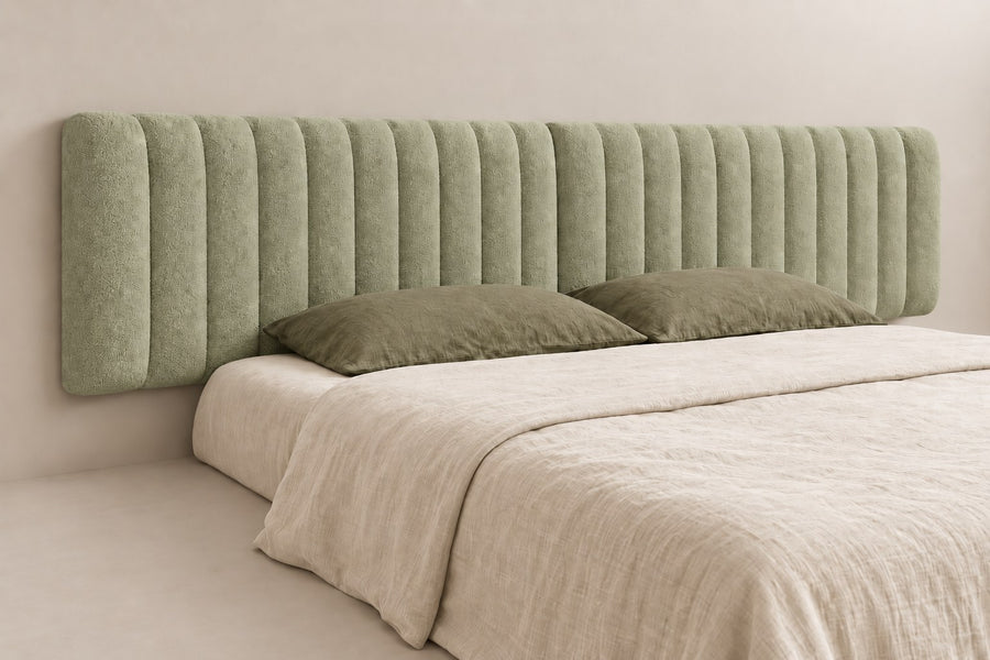 Tête de lit XXL 300 cm en bouclette vert, de trois quarts : 60 cm de haut, 10 cm d'épaisseur