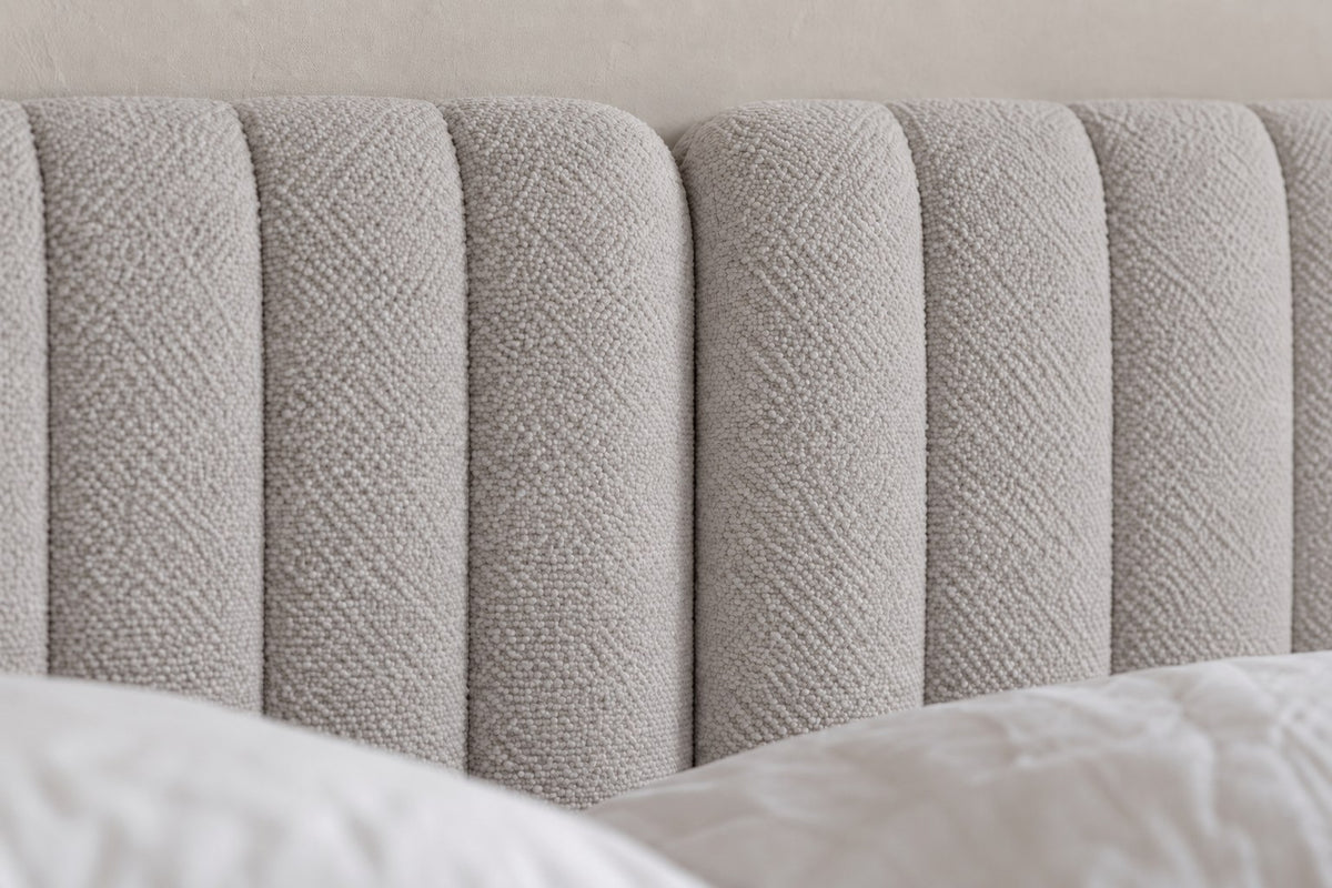Tête de lit XXL en bouclette gris clair : le joint entre les deux modules, de près