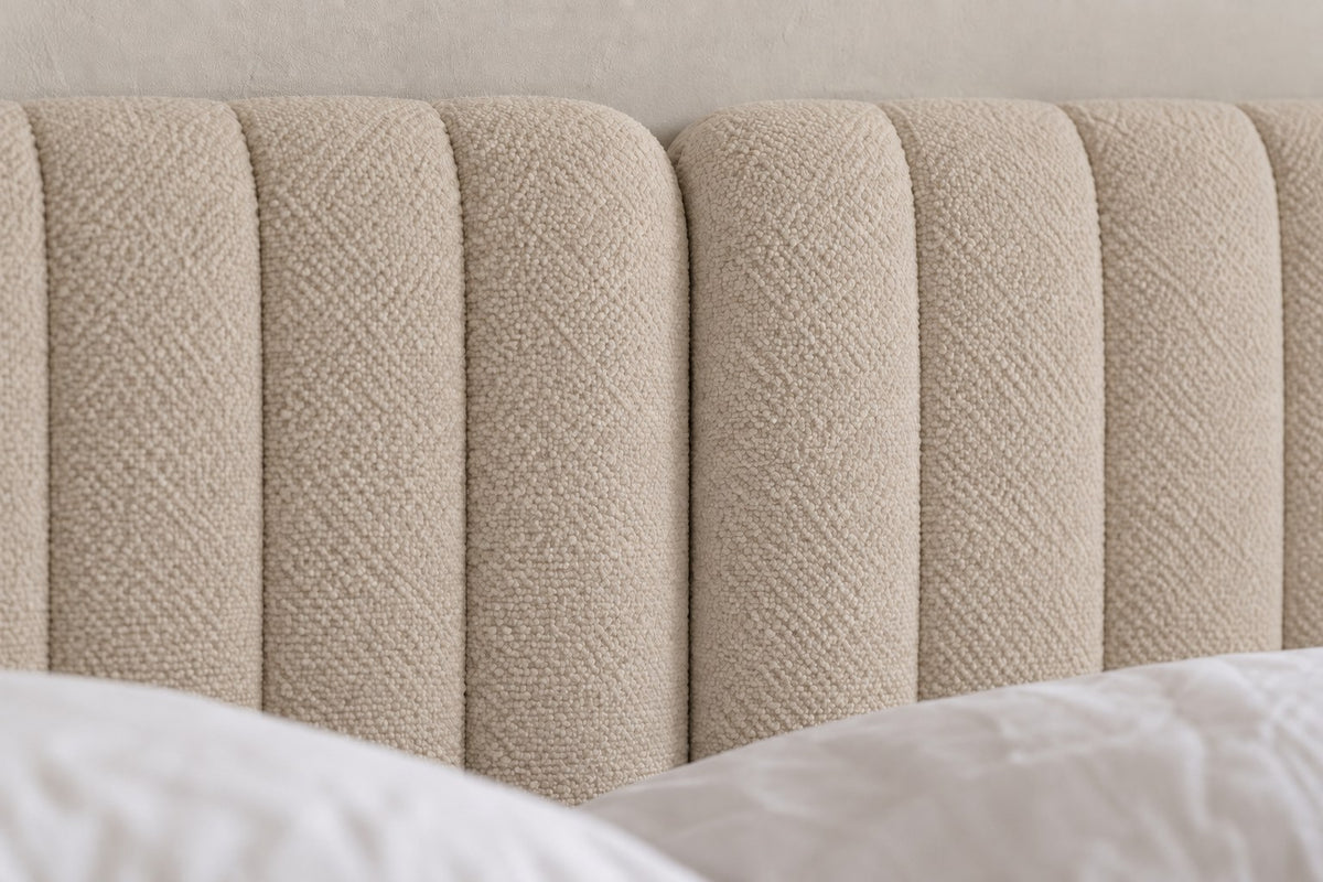 Tête de lit XXL en bouclette beige : le joint entre les deux modules, de près