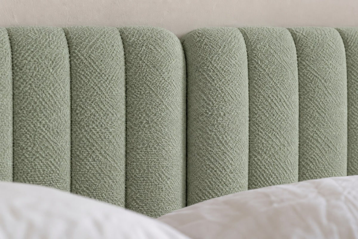 Tête de lit XXL en bouclette vert : le joint entre les deux modules, de près