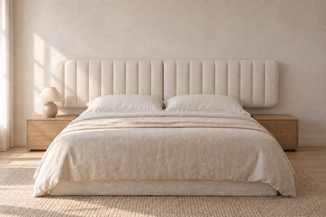 La même chambre avec la tête de lit de 240 cm, blanc cassé, derrière le lit de 160 cm